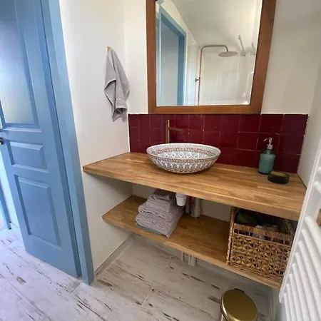 Cabanon Bohème Les Pieds Dans Le Sable Et En Première Ligne De