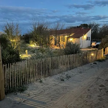 Cabanon Bohème Les Pieds Dans Le Sable Et En Première Ligne De