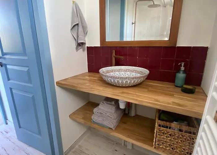 Cabanon Boheme Les Pieds Dans Le Sable Et En Premiere Ligne De