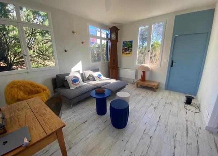 Cabanon Boheme Les Pieds Dans Le Sable Et En Premiere Ligne De * Marseillan (Herault)