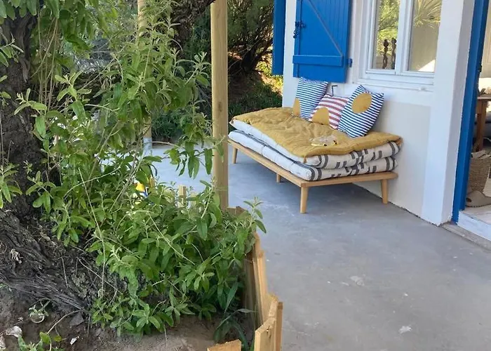Cabanon Boheme Les Pieds Dans Le Sable Et En Premiere Ligne De Tatil Evi Marseillan (Herault)