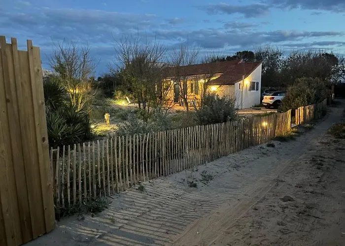 Cabanon Boheme Les Pieds Dans Le Sable Et En Premiere Ligne De